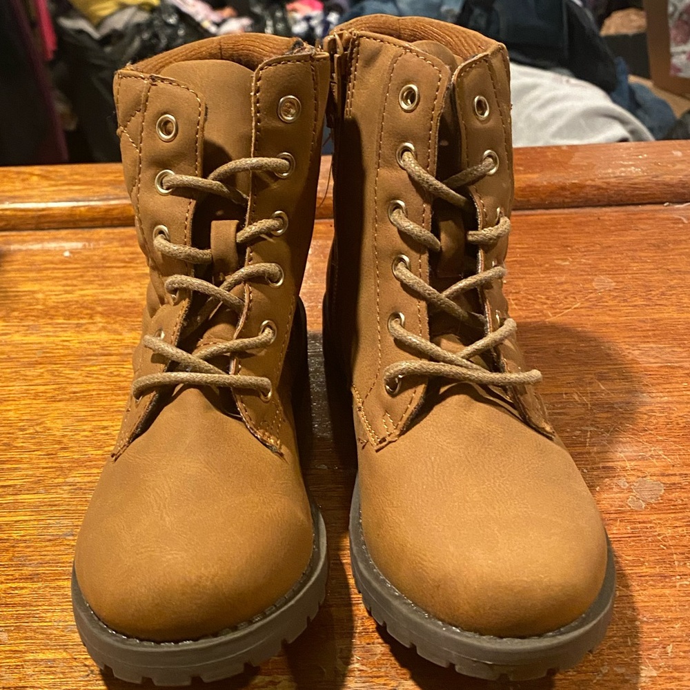 Kids place boots size 1